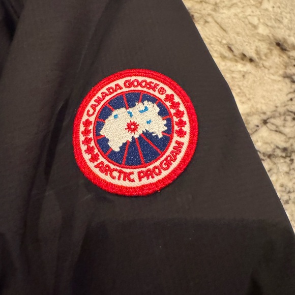 Gently loved Canada Goose Men’s Medium - Picture 9 of 12